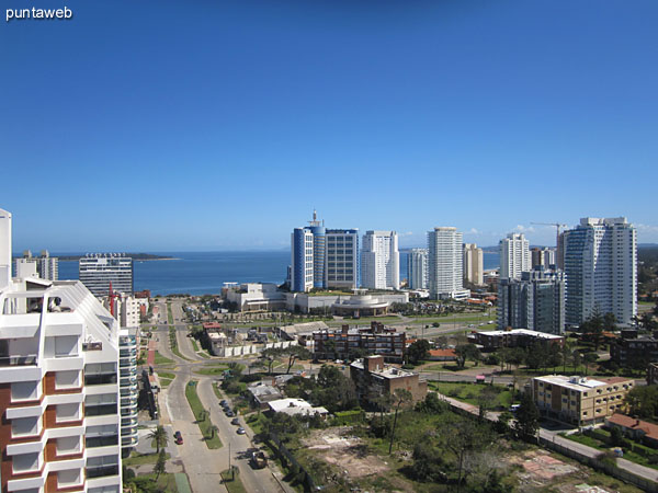 Vista de la fachada del edificio desde su entrada.