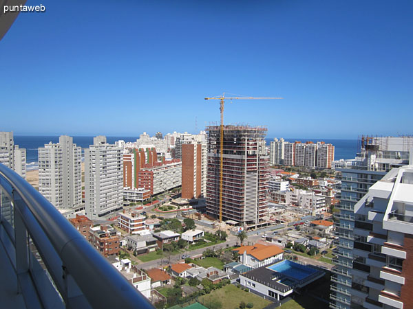 Balcn terraza del dormitorio principal. Brinda vistas al sur y al oeste sobre la pennsula de Punta del Este y la playa Mansa.