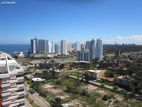 Vista desde el balcn terraza del dormitorio principal hacia el sur sobre el barrio La Pastora y la pennsula de Punta del Este.