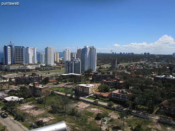 Vista desde el balcn terraza del dormitorio principal hacia el oeste sobre la Av. Chiverta y la zona de torres a lo largo de la rambla de la playa Mansa.