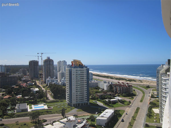 Vista hacia el oeste desde la terraza del departamento a lo largo de la Av. Chiverta. Al fondo y a la derecha de la imagen, el hotel Conrad.