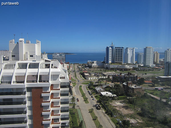 Vista desde la ventana frontal del tercer dormitorio. Esta ventana tiene apertura parcial batiente hacia afuera.