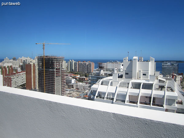 Vista hacia el oeste desde la terraza del edificio junto a la barbacoa propia.