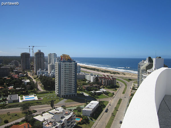 Vista hacia el suroeste desde la terraza del edificio junto a la barbacoa propia.