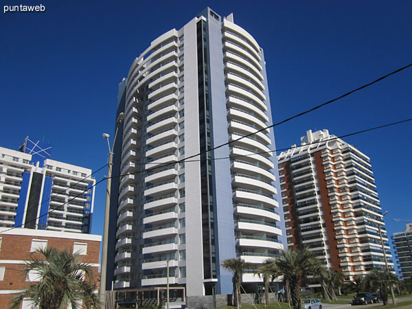 Vista hacia el oeste desde la terraza del edificio junto a la barbacoa propia.