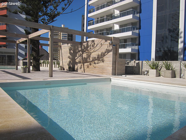 Piscinas al aire libre y espacio de barbacoas del edificio.