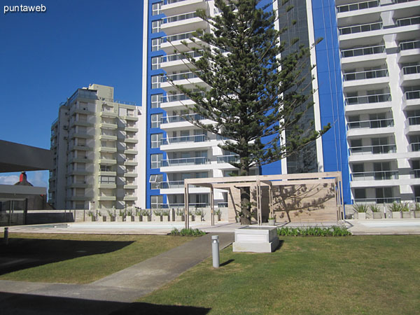 Una de las dos piscinas al aire libre del edificio. 