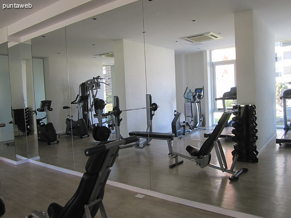 Gimnasio con equipamiento moderno y variado.