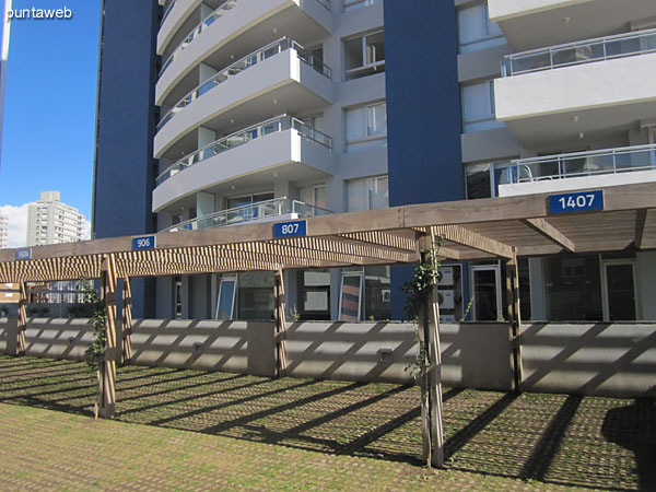 Vista general de la zona de piscinas al aire libre desde las barbacoas de uso comn.