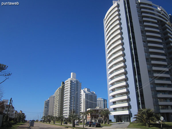 Entrada al edificio sobre la Av. Chiverta.