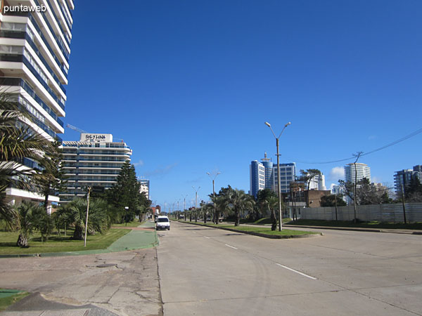 Vista hacia el este a lo largo de la Av. Chiverta.