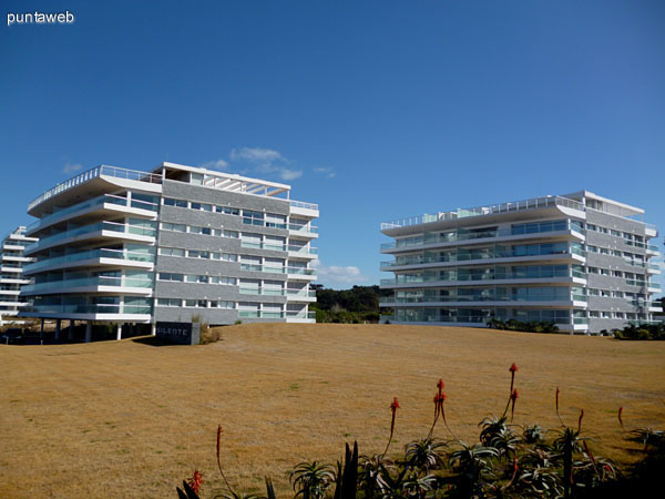 Facades of Silente Club de Mar. The apartment is located in Block II.