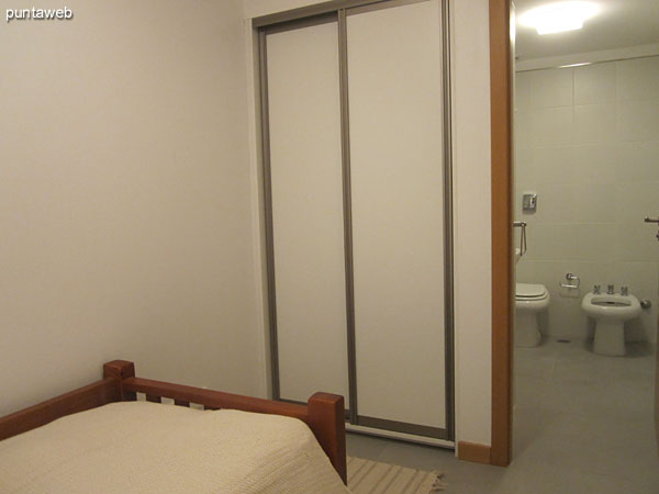 Dormitorio de servicio acondicionado con una cama individual.<br><br>Ventana exterior al lateral oeste.