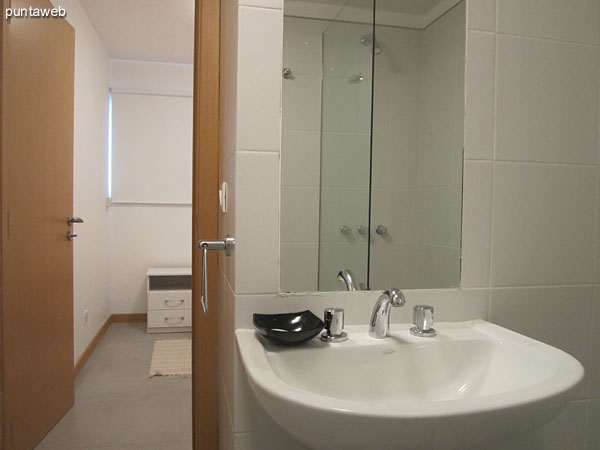 Dormitorio de servicio. Placard y a la derecha de la imagen la entrada al baño de servicio en suite.