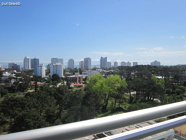 Vista desde el living comedor hacia el oeste sobre la playa Mansa.