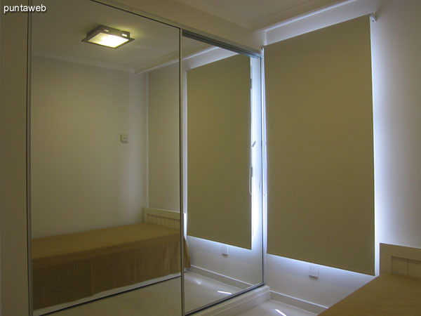 Medio dormitorio. Ubicado inmediatamente despus del living.<br><br>Est acondicionado con cama marinera y placar de puertas corredizas.<br><br>Cuenta con ventana con vista al lateral oeste.