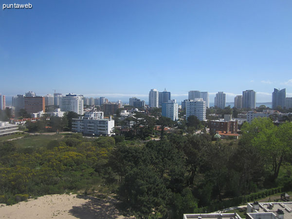 Vista del medio dormitorio desde la entrada al dormitorio principal.