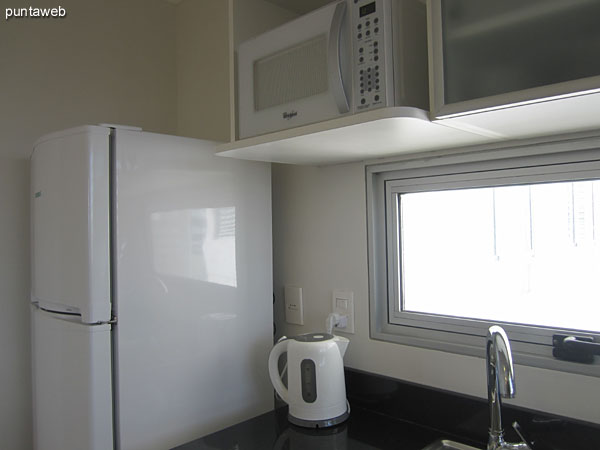View of the kitchen. Details of conditioning. <br><br>Exterior window sill with light diffuser panel.