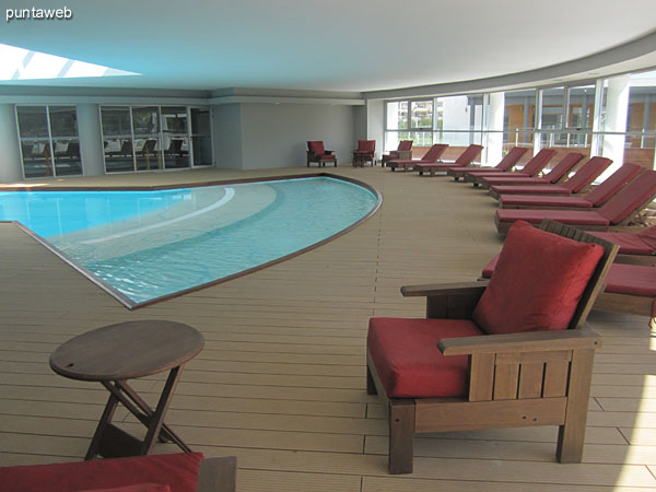 Piscina climatizada. Ubicada en planta baja detrs del lobby del edificio.<br><br>Hermoso diseo sobre deck de madera y toma de luz natural al centro.