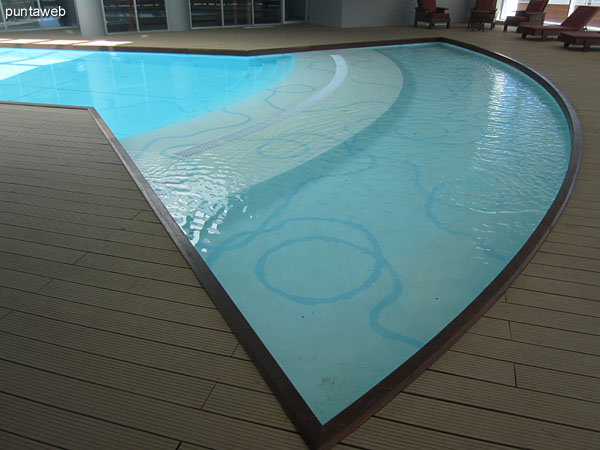 Reposeras en el ambiente de piscina climatizada.
