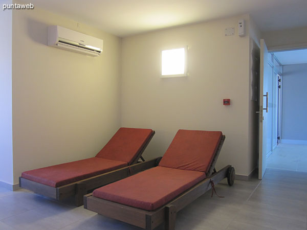 Massage bed in the relaxing room.