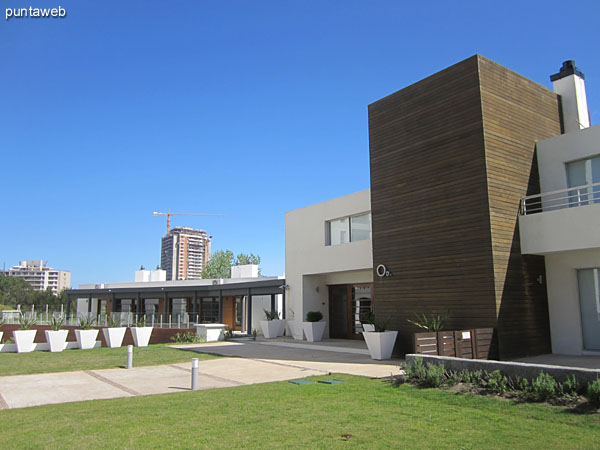 Acceso al sector de barbacoas, piscina al aire libre, dormis y saln de usos mltiples.