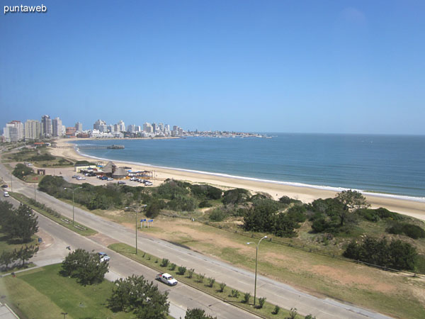 Mansa Beach View to the bay of Punta del Este from the balcony and roof terrace closed.<br><br>In the background, the island Gorriti.