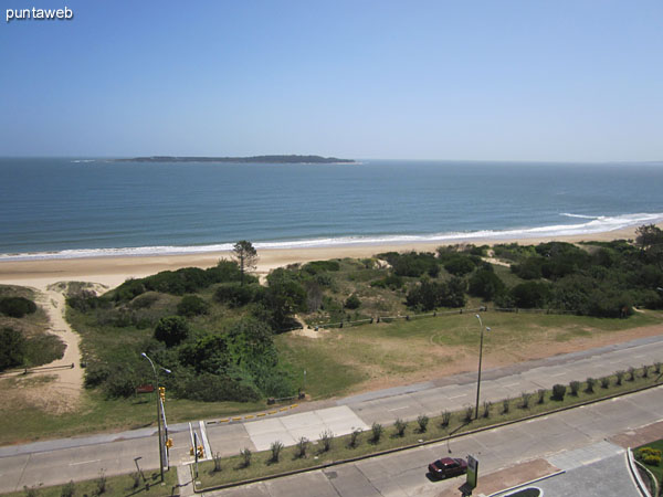 Vista hacia la pennsula a lo largo de la Rambla Claudio Williman desde el balcn terraza cerrado y techado.<br>