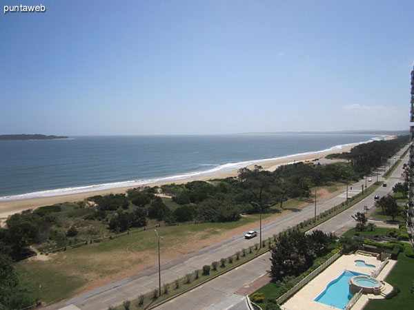 Vista hacia el oeste sobre la bahía de Punta del Este y la playa Mansa desde el balcón terraza cerrado y techado.