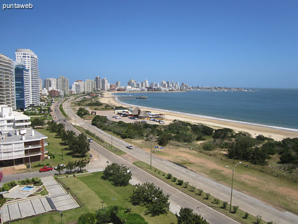 Vista hacia el noroeste sobre la baha de Punta del Este y la playa Mansa desde el balcn terraza cerrado y techado.