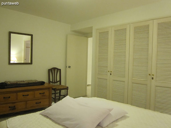 Master bedroom with en suite.<br><br>Conditioning with double bed.<br><br>A la izquierda de la imagen el acceso al baño.