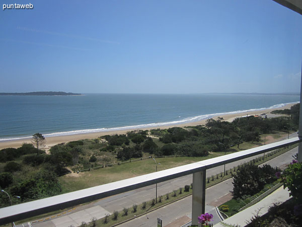 Vista desde el balcn terraza cerrado del departamento hacia la pennsula a lo largo de la Rambla Claudio Williman.