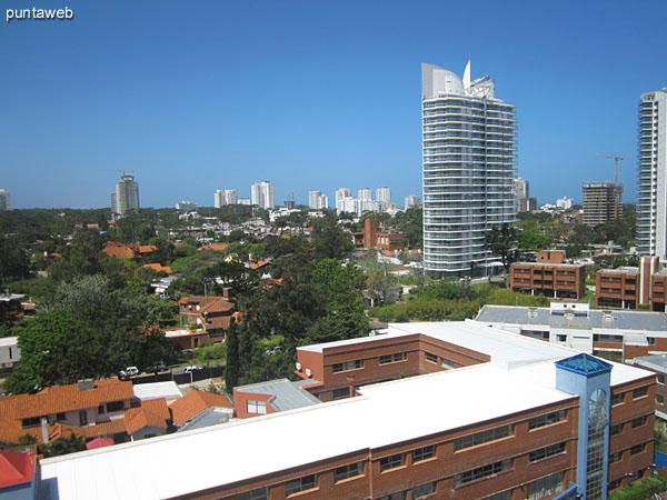 Vista hacia el este desde la ventana del dormitorio principal sobre entorno de barrio residencial.