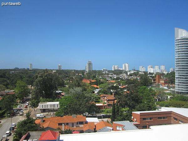 Vista hacia el este desde la ventana del dormitorio principal sobre entorno de barrio residencial.