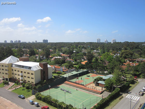 Vista hacia el noroeste desde las ventanas del bao en suite del dormitorio principal.