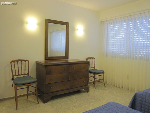 Vista general del dormitorio secundario desde su esquina izquierda junto a la ventana hacia el bao en suite.