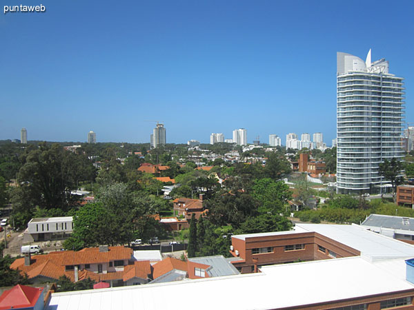 Vista desde la ventana del segundo dormitorio hacia el este sobre zona de barrio residencial.