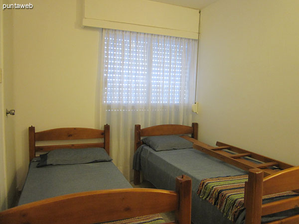 Dormitorio de servicio. También acondicionado con una entrada desde el sector de dormitorios como un tercer dormitorio del departamento.<br><br>Equipado con cama cucheta desmontable en dos camas individuales.