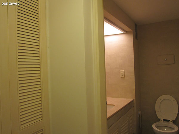 Tercer baño. Ubicado en el pallier que conecta los dormitorios.<br><br>Puede considerarse un toilette.