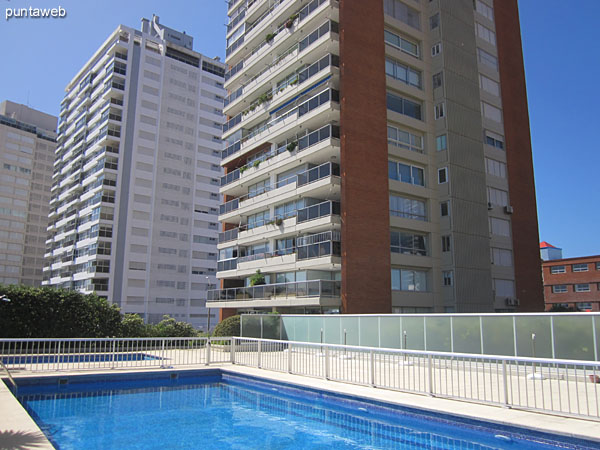 Piletas al aire libre. Ubicadas al frente del edificio sobre el lateral sur.