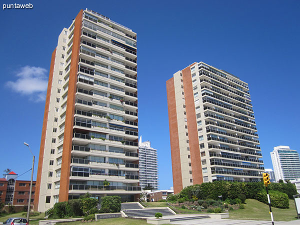 Vista de la entrada al edificio desde su puerta de acceso hacia la playa Mansa.