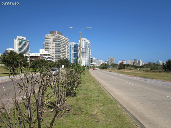 Fachada del edificio desde la Rambla Claudio Williman.