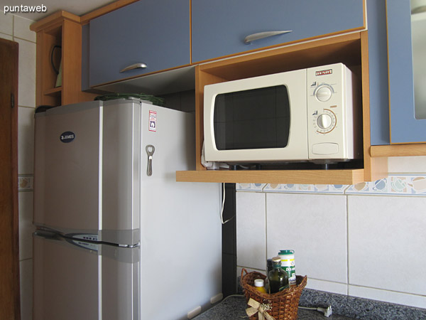 General view of the kitchen. Equipped with furniture allowance and low shelves and countertops.<br><br>It has microwave, coffee maker, double sink.