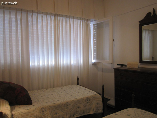 General view of the second bedroom.