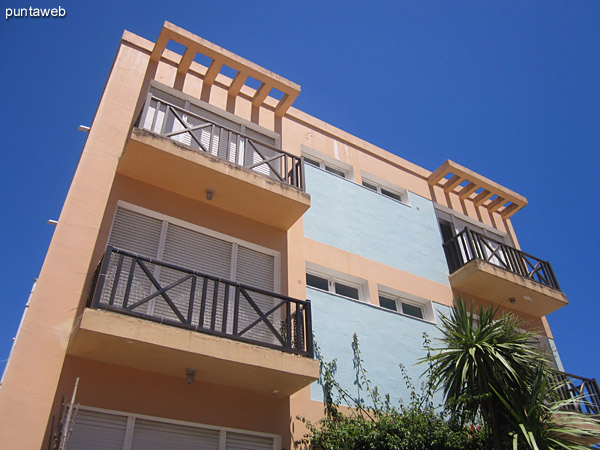 Fachada del edificio orientada al norte. El apartamento es un contrafrente con vista al mar desde el dormitorio principal.