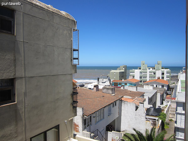 La ventana del segundo dormitorio mira hacia el lateral este.