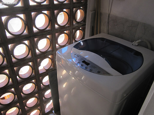 General view of the kitchen from the entrance to the laundry.