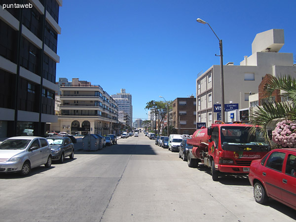 Fachada del edificio orientada al norte. El apartamento es un contrafrente con vista al mar desde el dormitorio principal.