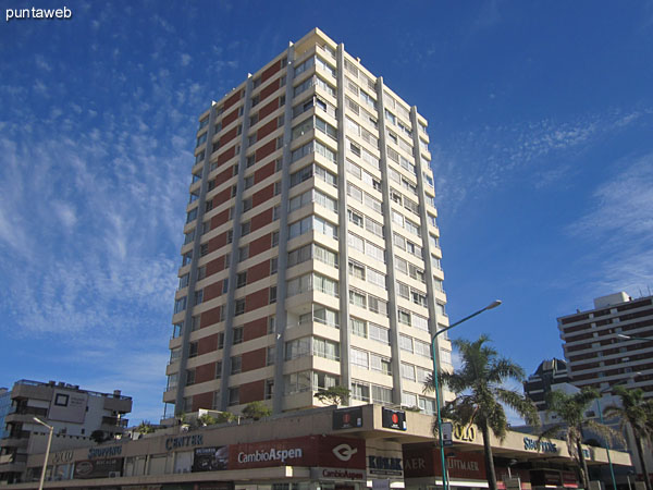 Fachada del edificio Apolo. Situado en la esquina de Av. Gorlero y calle 29. <br><br>La unidad est situada hacia el contrafrente sobre el lateral suroeste generando vistas hacia la playa El Emir y la pennsula de Punta del Este.