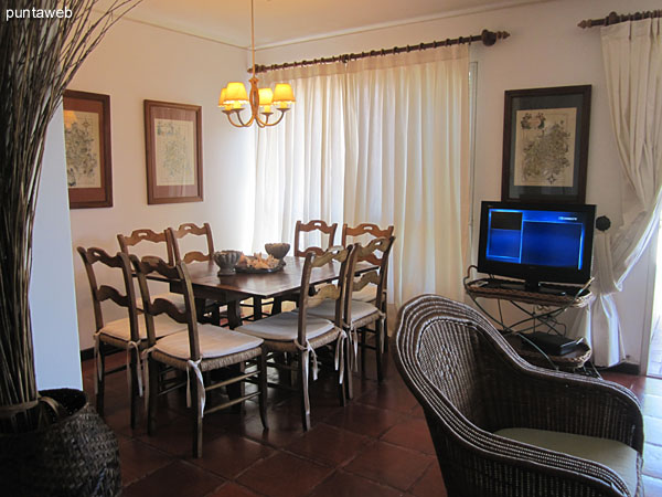 Partial view of the room from the chair three bodies near the north side towards the entrance to the apartment. <br><br>On the right, access to the kitchen.